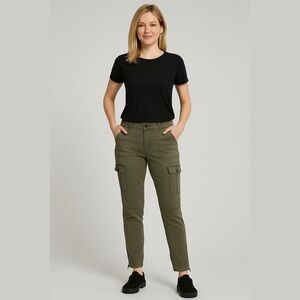 Hollister Olive Green Cargo Pants Size 5
Zip at ankle Functional Pockets  NEW